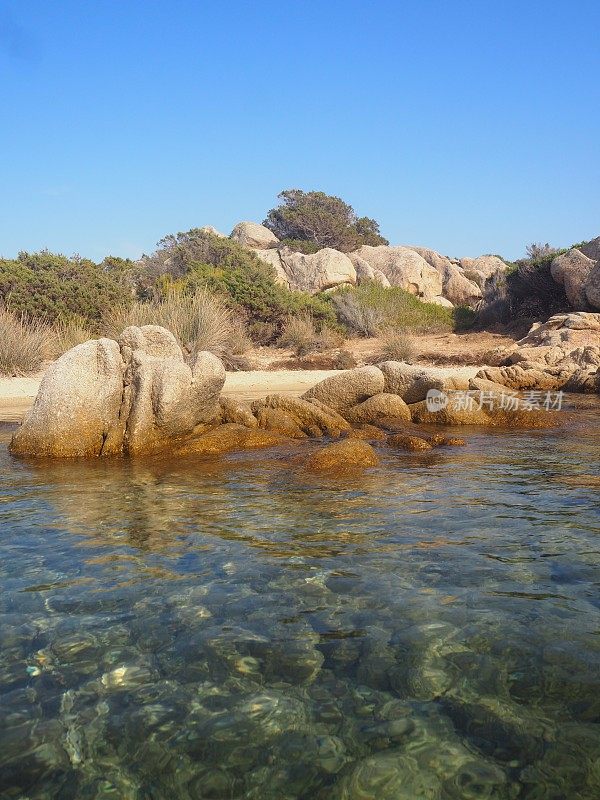 Cala Serana在卡布里拉岛，在马达莱纳岛，撒丁岛，意大利